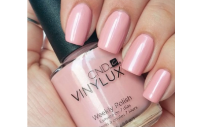 MANICURE ESTETICO CON APPLICAZIONE SMALTO VINYLUX