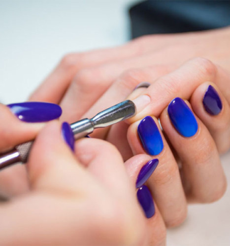 MANICURE ESTETICO CON APPLICAZIONE SMALTO SHELLAC