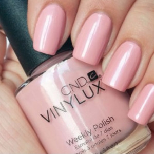 MANICURE ESTETICO CON APPLICAZIONE SMALTO VINYLUX