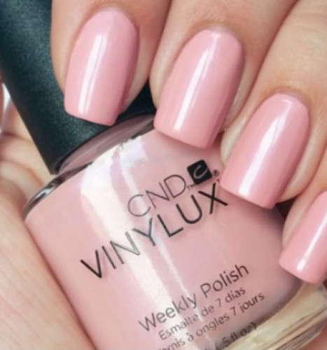 MANICURE ESTETICO CON APPLICAZIONE SMALTO VINYLUX